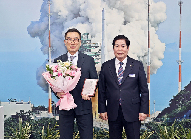 왼쪽 야구인 임호균, 공영민 고흥군수