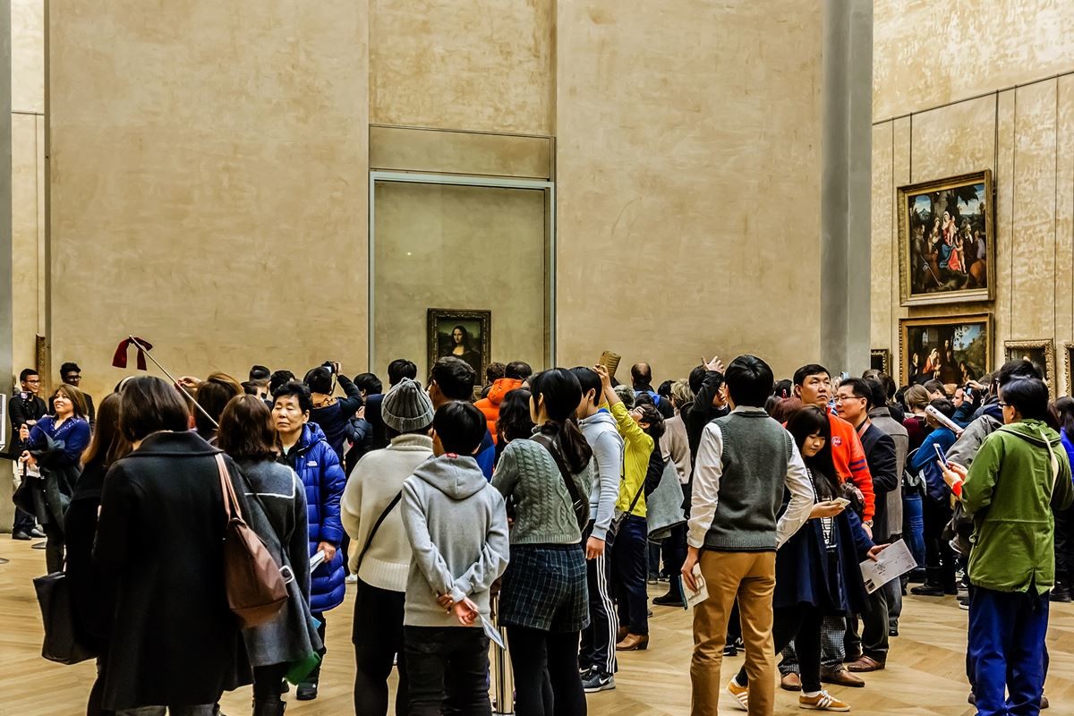 프랑스 파리 루브르박물관에 전시된 '모나리자' 그림과 이를 보려는 관람객들 인파 / Kiev.Victor-shutterstock.com