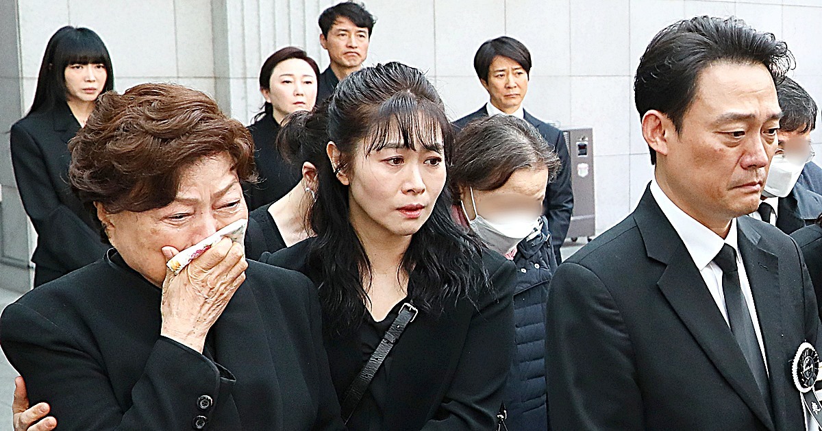 고(故) <b>남일우</b> 발인…아내 김용림·아들 남성진·며느리 김지영 오열