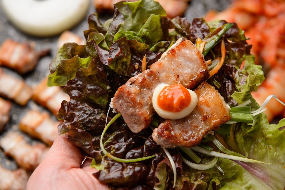 고기 두 점에 상추 두 장. / photohwan-shutterstock.com