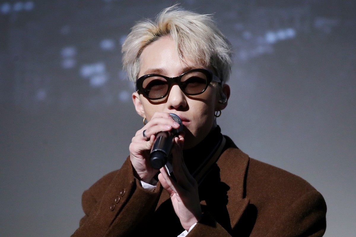 가수 자이언티가 2017년 12월 4일 오후 서울 강남구 CGV 청담씨네시티에서 열린 이문세와 컬래버레이션한 겨울 싱글 '눈(SNOW)' 발매 쇼케이스에서 인사말을 하고 있다. / 연합뉴스