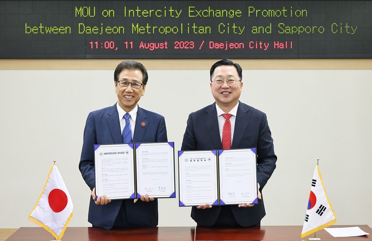 이장우 대전시장(오른쪽)과 아키모토 가쓰히로 삿포로 시장, 지난 8월 양 도시 민간교류 활성화 MOU 체결 모습/ 대전시