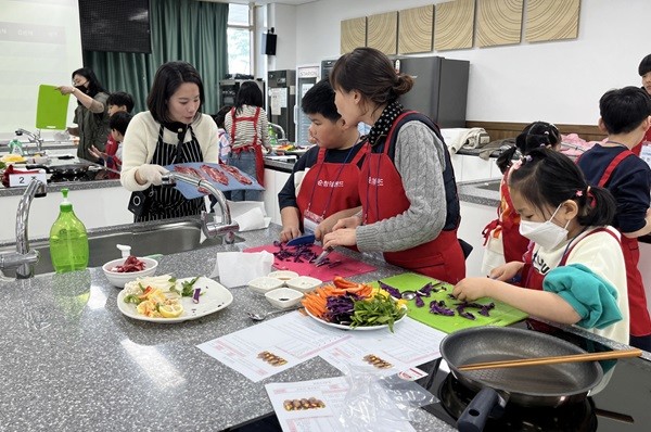 순창 쉴랜드 ‘건강식 원데이클래스 프로젝트' 지역 내 초등학교와 협력 체험 진행 / 순창군