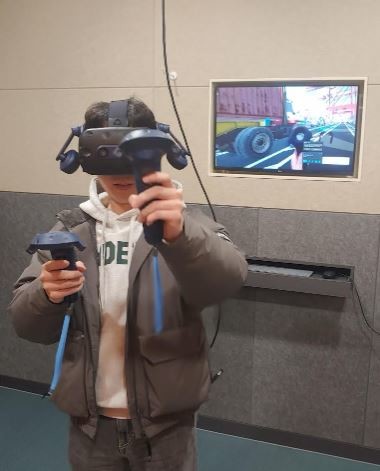 부산항만공사는 4일 항만 내 지게차 관련 사고 예방을 위한 VR 안전체험교육을 도입했다고 밝혔다.   / 사진=부산항만공사