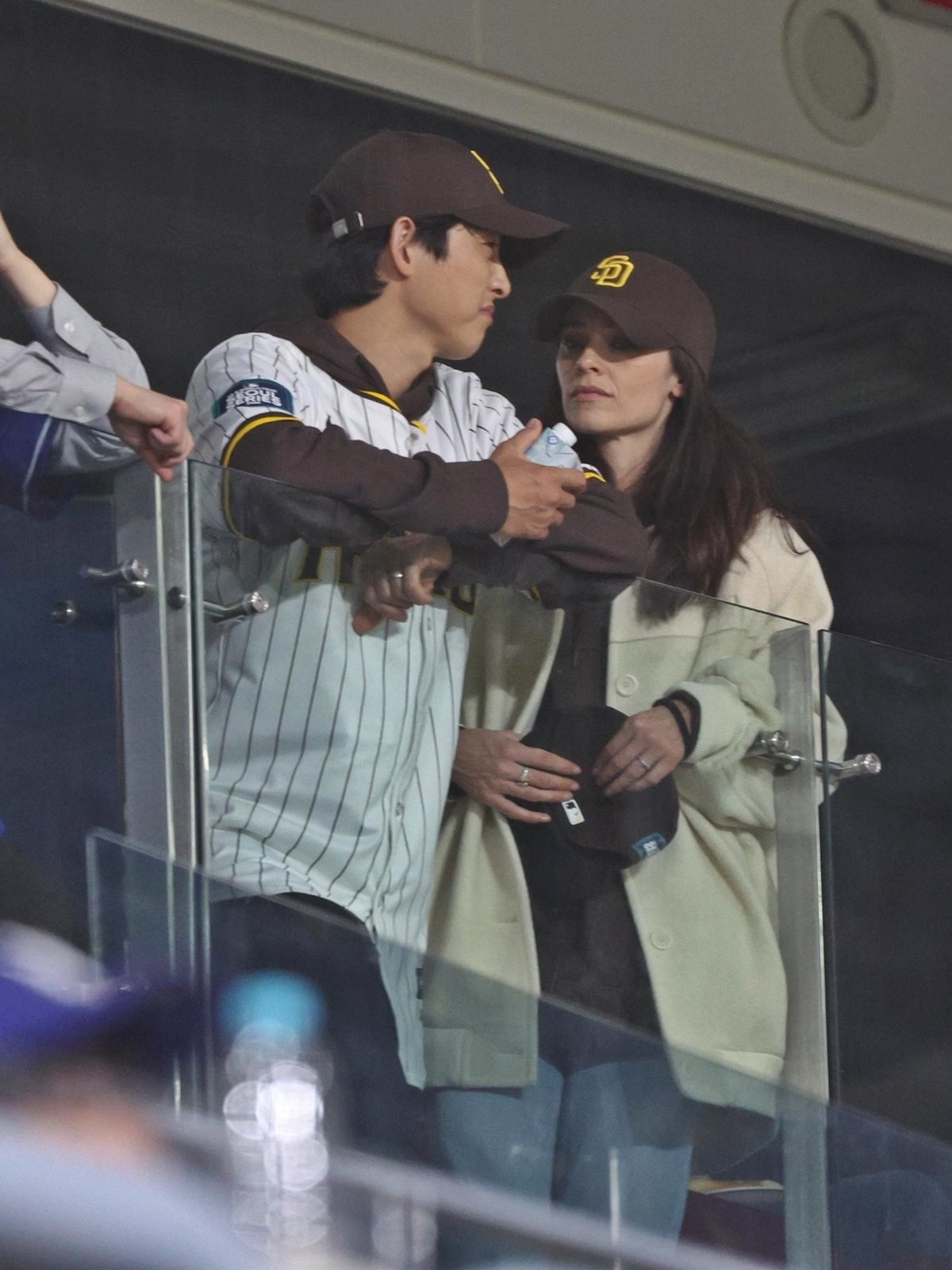지난 21일 서울 구로구 고척스카이돔에서 열린 2024 미국 메이저리그(MLB) 월드투어 서울시리즈 공식 개막전 샌디에이고 파드리스와 LA 다저스의 2차전 경기, 배우 송중기 부부가 경기를 관전하고 있다. / 뉴스1