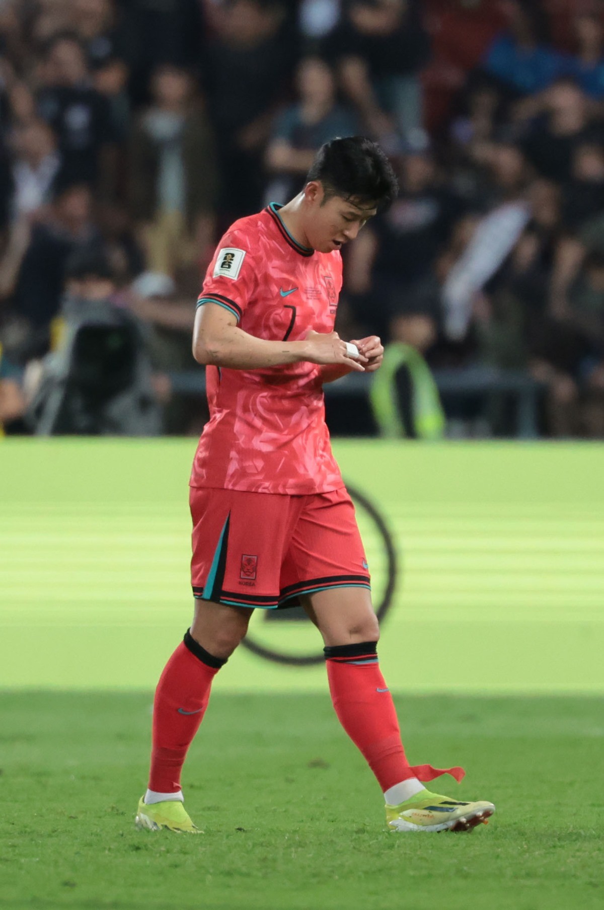 지난달 26일 태국 방콕 라자망갈라 스타디움에서 열린 2026 북중미 월드컵 아시아 지역 2차 예선 C조 4차전 한국과 태국의 경기에서 전반전을 마친 손흥민이 경기장을 나서고 있다. / 연합뉴스