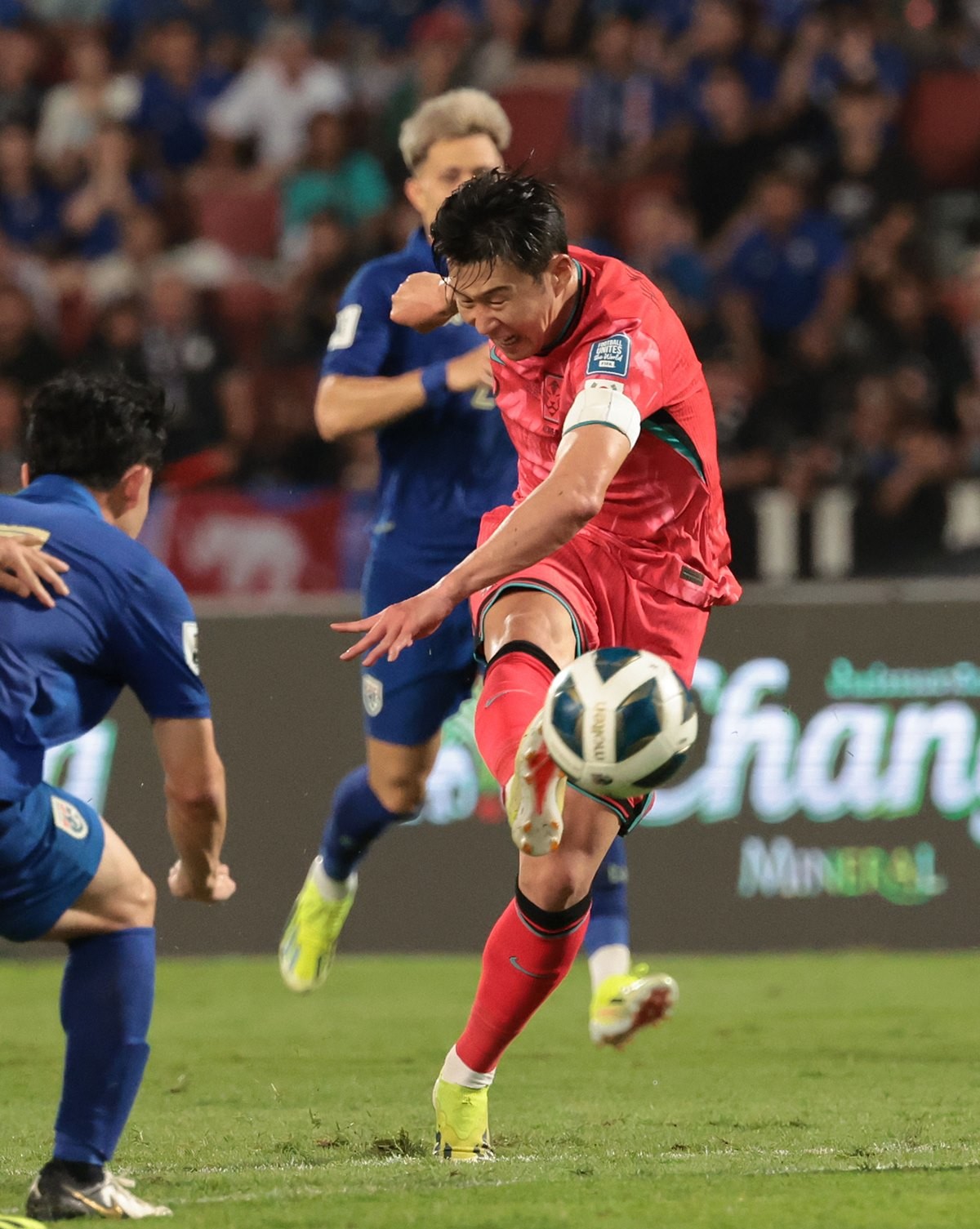 지난달 26일 태국 방콕 라자망갈라 스타디움에서 열린 2026 북중미 월드컵 아시아 지역 2차 예선 C조 4차전 한국과 태국의 경기에서 손흥민이 슛을 하고 있다. / 연합뉴스