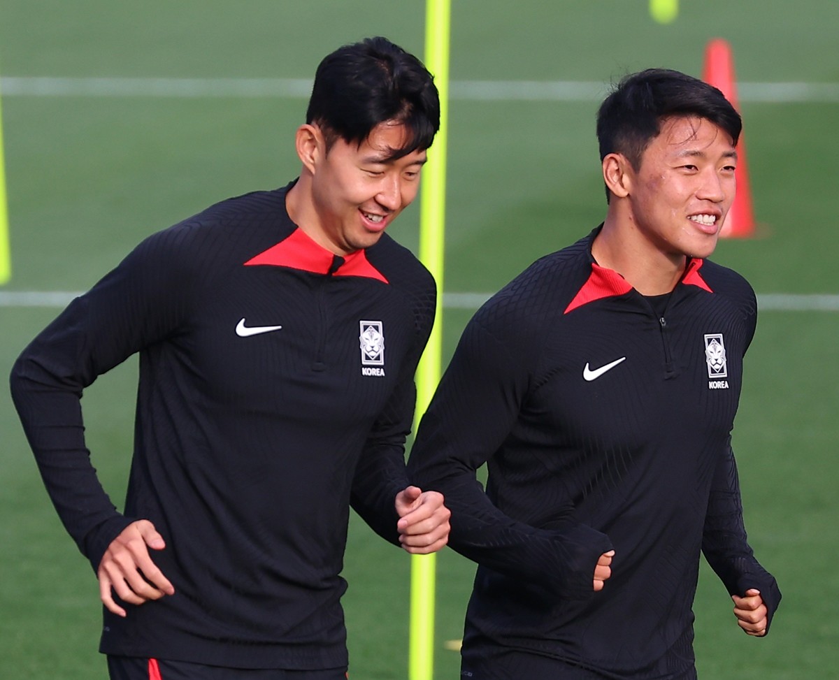 2023 아시아축구연맹(AFC) 아시안컵 4강전 한국과 요르단의 경기를 하루 앞둔 지난 2월 5일(현지 시각) 카타르 도하 알에글라 훈련센터에서 대표팀 손흥민과 황희찬이 훈련장을 뛰며 몸을 풀고 있다. / 연합뉴스