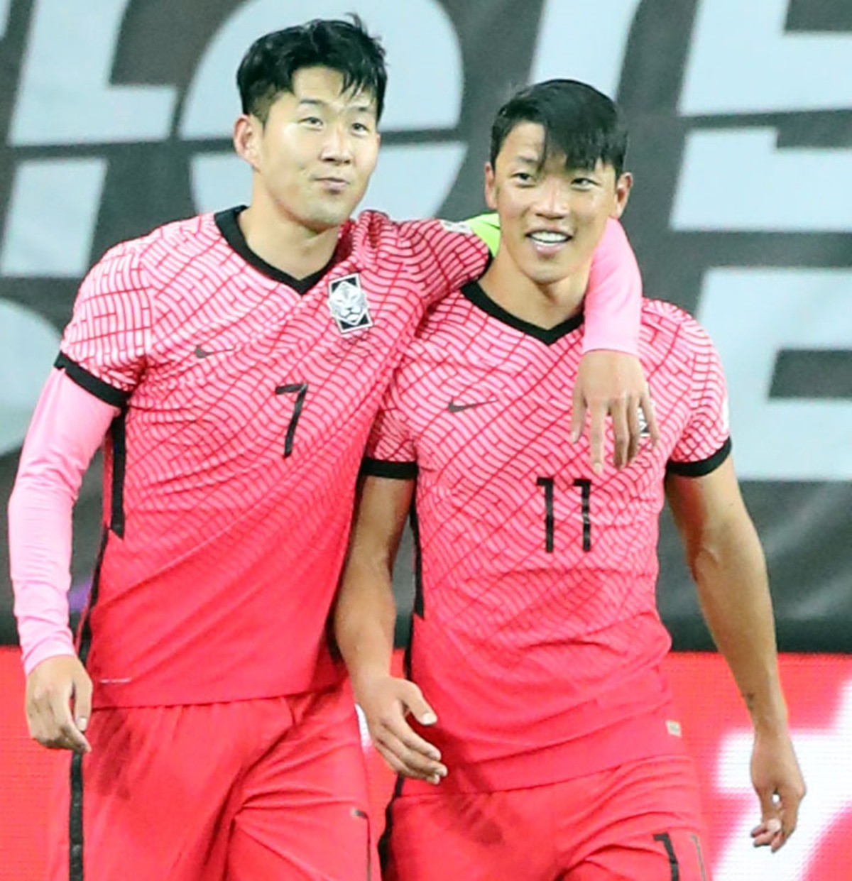 2022년 6월 6일 오후 대전월드컵경기장에서 열린 남자 축구 국가대표팀 평가전 대한민국 대 칠레의 경기에서 골을 넣은 손흥민과 황희찬이 함께 걸어가고 있다. / 연합뉴스