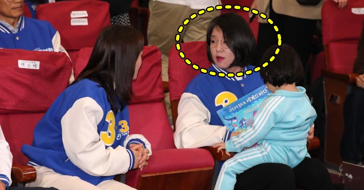 용혜인 더불어민주연합 공동상임선대위원장이 지난 10일 오후 서울 여의도 국회 의원회관에 마련된 제22대 국회의원선거 개표상황실에 아이와 함께 참석해 있다. / 공동취재-뉴스1