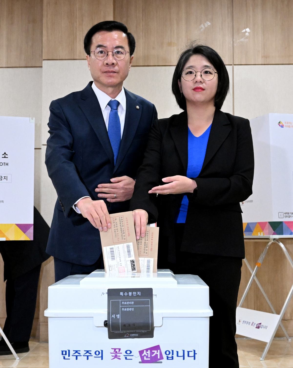 윤영덕, 용혜인 더불어민주연합 상임선거대책위원장이 제22대 국회의원 선거 사전투표일인 지난 5일 대전 중구 대전평생교육진흥원에 마련된 사전투표소에서 투표하고 있다. / 공동취재-뉴스1