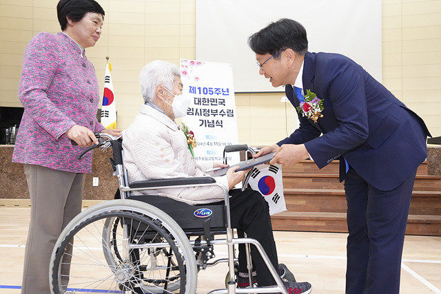 강기정 광주광역시장이 11일 오전 북구 숭일고등학교에서 열린 '제105주년 대한민국임시정부수립 기념식'에 참석해 독립유공자 고(故) 박화실 유족에게 건국포장을 전수하고 있다./광주광역시 제공