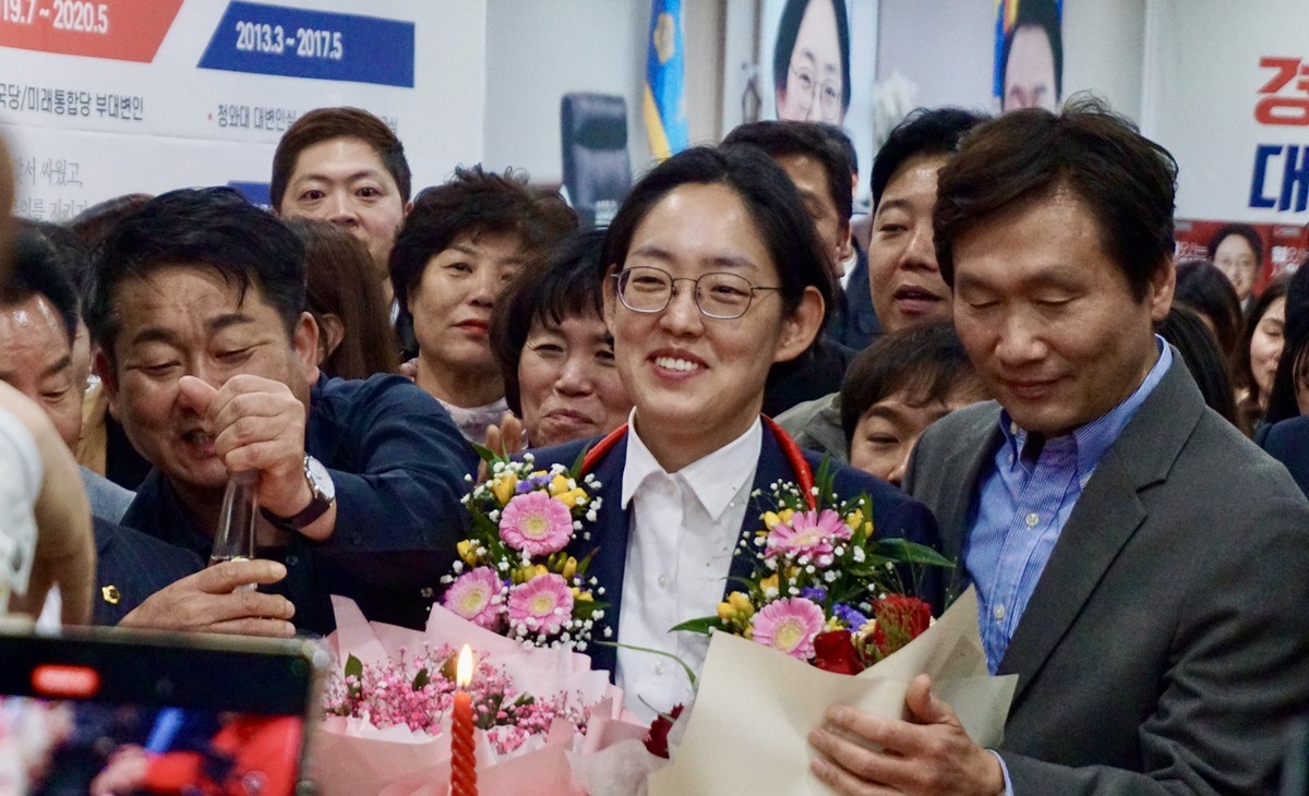 국회의원 당선 소식 듣고 축하받고 있는 조지연 당선인 / 조지연