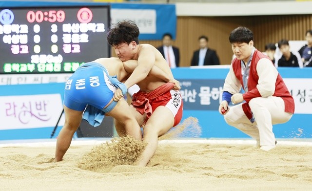 청샅바 점촌중 이상범 선수, 홍샅바 마산중 김윤호 선수가 경기를 하고 있다.