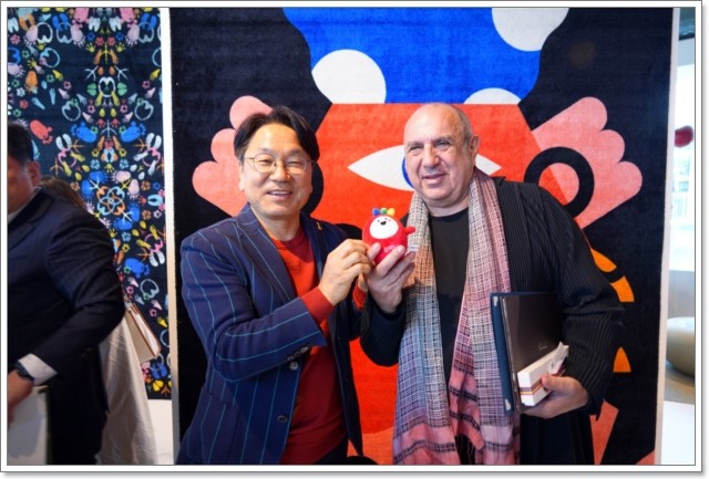 강기정 광주광역시장과 산업디자인계 거장 스테파노 지오반노니가 17일(현지시간) 이탈리아 밀라노가구박람회 ‘스테파노 지오반노니 특별전시관’에서 대담을 마치고 기념촬영을 하고 있다. /광주광역시 제공