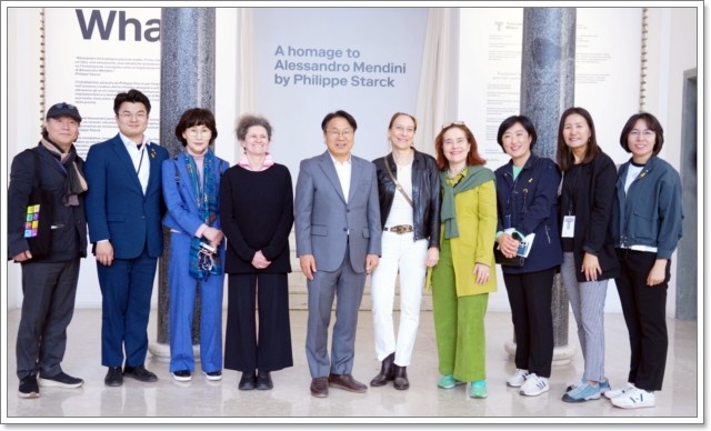 강기정 광주광역시장이 16일(현지시간) 이탈리아 밀라노 트리엔날레 디자인 뮤지엄에서 열리고 있는 ‘멘디니 서거 5주년 특별전’을 관람한 뒤 멘디니 유족인 두딸을 면담한 뒤 기념촬영을 하고 있다. 알렉산드르 멘디니는 광주광역시청 앞 광장에 설치된 ‘기원’의 작가이다./광주광역시 제공