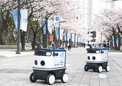백경광장에서 이동하고 있는 AI 자율주행 순찰로봇 / 사진제공=국립부경대
