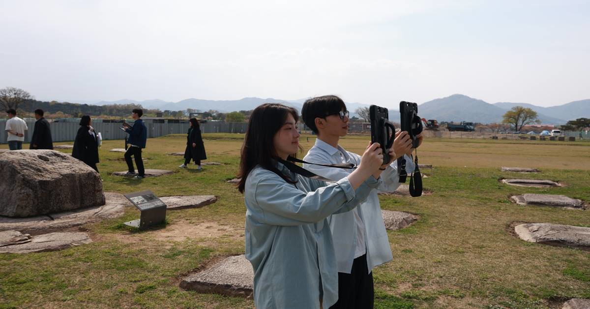 4월 12일 황룡사지에서 진행된 증강현실(AR) 시연회 현장/이하 경주시