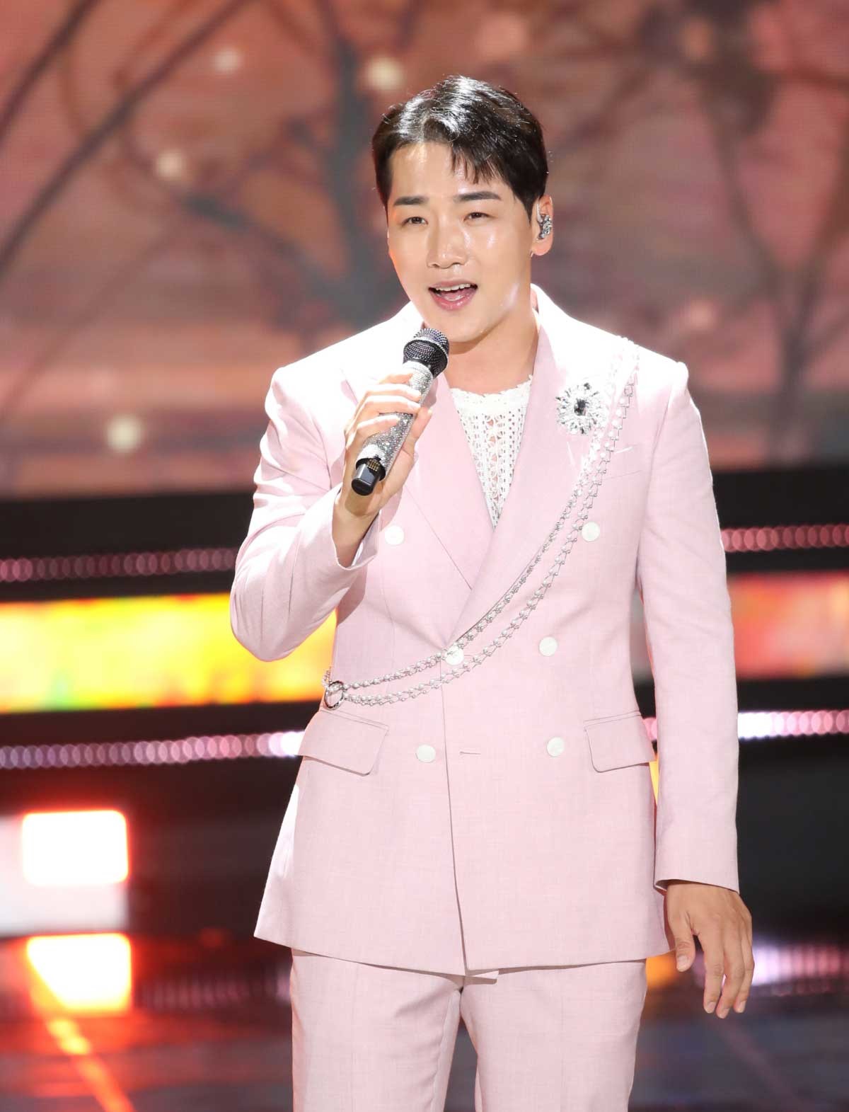 트로트 가수 박군이 14일 오후 서울 마포구 상암동 SBS 프리즘 타워에서 열린 SBS FiL, SBS M ‘더 트롯쇼’에서 '아침밥상'을 선보이고 있다. 2023.8.14 / 뉴스1