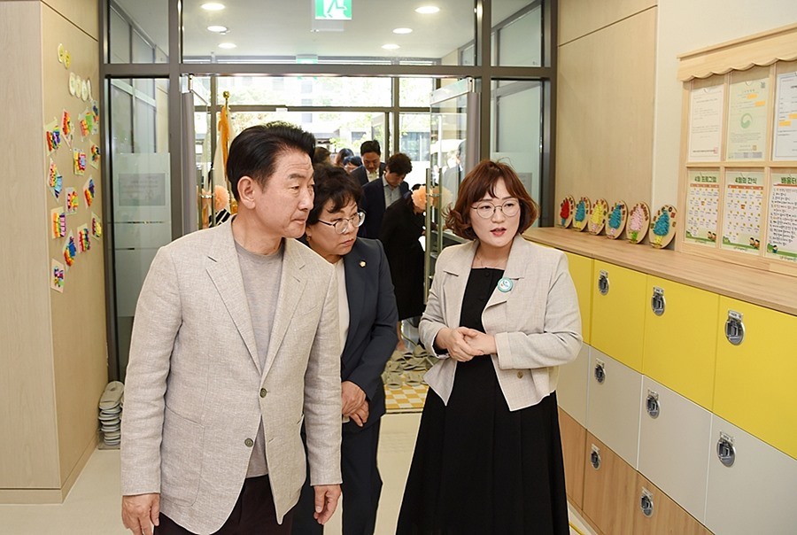 김동근 시장이 4월 22일 다함께돌봄센터 9호점 내부를 둘러보고 있다
