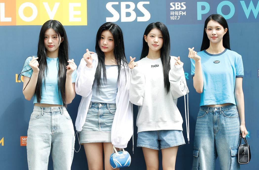 걸그룹 아일릿 민주(왼쪽부터)와 모카, 원희, 윤아가 라디오 '두시 컬투쇼'를 위해 24일 서울 양천구 목동 SBS에 도착해 인사를 하고 있다. /뉴스1