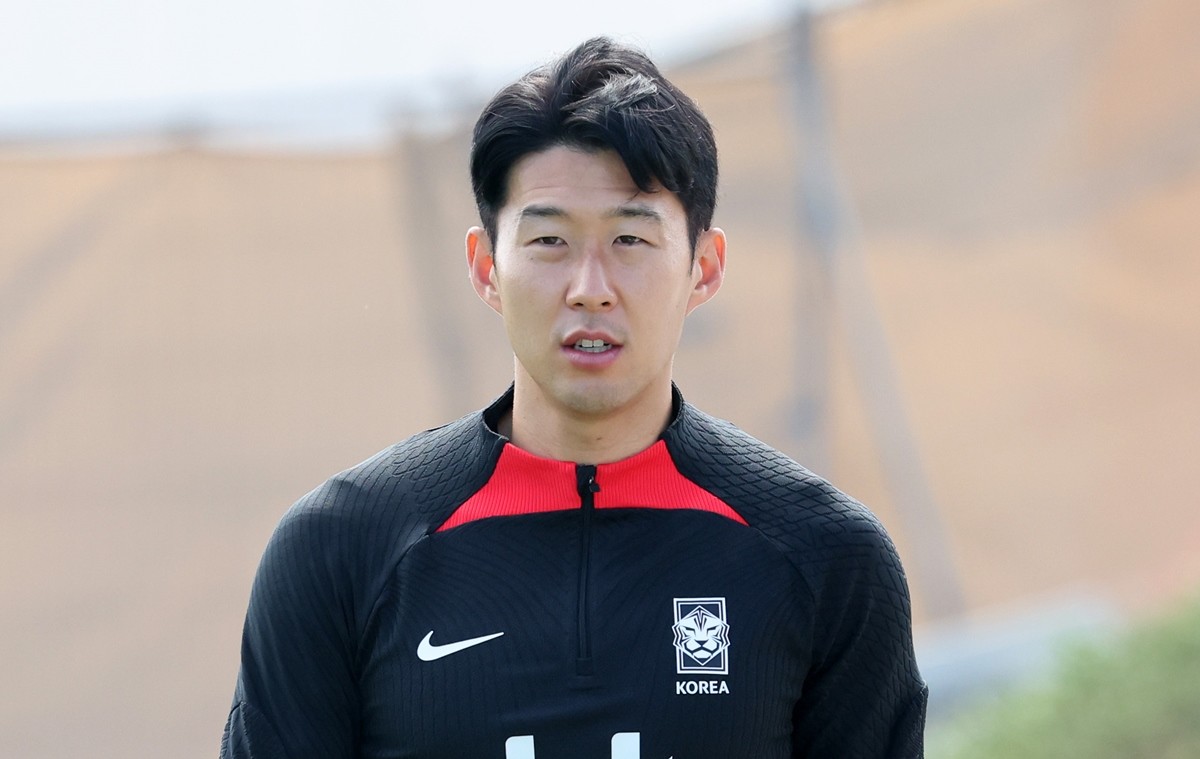 2023 아시아축구연맹(AFC) 카타르 아시안컵 요르단과의 4강전을 앞둔 대한민국 축구대표팀 손흥민이 지난 2월 3일(현지 시각) 카타르 도하 알 에글라 트레이닝 센터에서 훈련장으로 향하고 있다. / 뉴스1