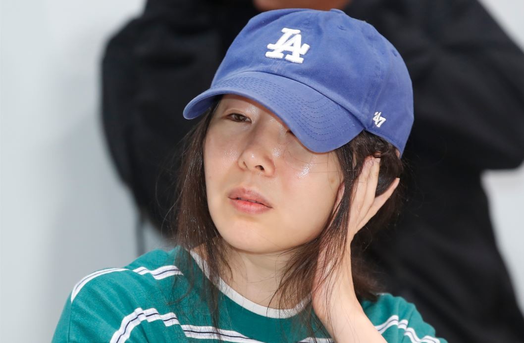 그룹 뉴진스의 소속사 어도어 민희진 대표가 25일 서울 서초구 한국컨퍼런스센터에서 하이브 경영권 탈취 시도와 관련한 배임 의혹에 긴급기자회견을 열었다. 민 대표가 많은 플래시 세례에 고개를 돌리고 있다. /뉴스1