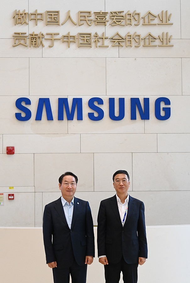 유정복 인천광역시장이 27일 중국 시안 삼성반도체를 방문해 박성욱 법인장과 전시관을 둘러보고 있다