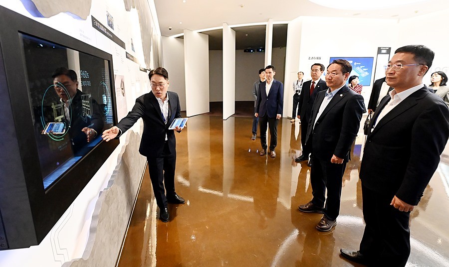 유정복 인천광역시장이 27일 중국 시안 삼성반도체를 방문해 박성욱 법인장과 전시관을 관람하고 있다