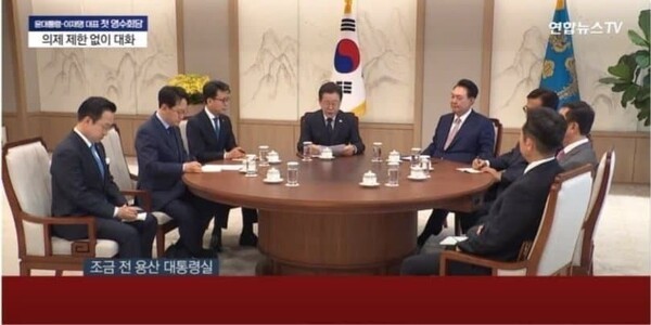 29일 연합뉴스TV의 영수회담 방송에서도 이 대표가 가운데에 있다. / 유튜브 '연합뉴스TV'