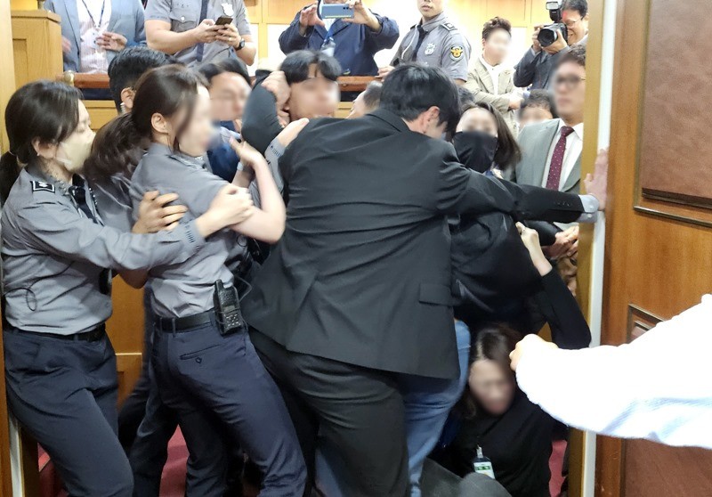 2일 대구시의회 본회의장 입구에서 '대구시 박정희 대통령 기념사업에 관한 조례안'에 반발하는 박정희우상화사업반대 범시민운동본부 관계자와 시의회 청원경찰 등이 충돌하고 있다. / 뉴스1
