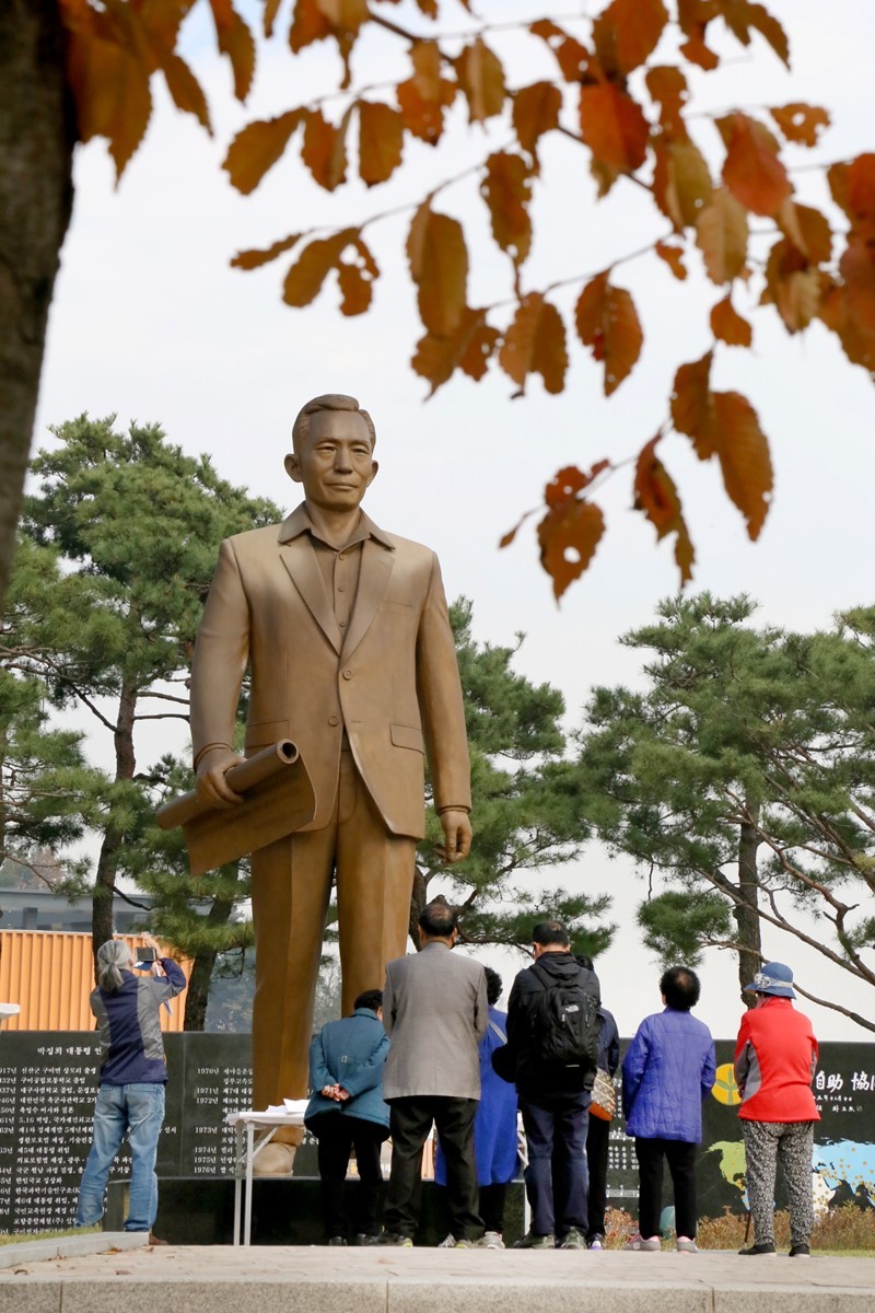 경북 구미시 상모동 박정희 전 대통령 생가에 세워진 박정희 전 대통령 동상 / 뉴스1