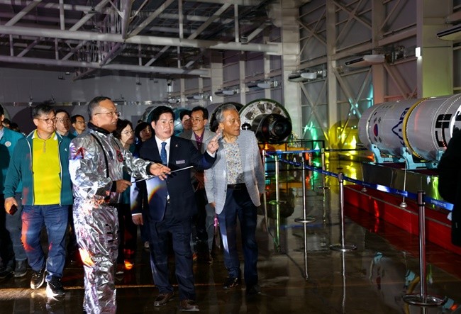 공영민 군수가 2일 고흥우주항공축제 프리뷰 행사에서 나로호·누리호 실물형 특별전시관을 둘러보고 있다.