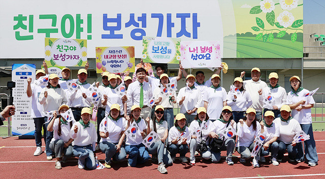 김철우 보성군수가 청년들과 기념사진을 찍고 있다.