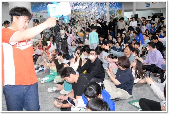 강기정 광주광역시장이 5일 오전 시청 시민홀에서 열린 어린이날 행사에 참석하여 어린이들과 함께 비눗방울 공연을 관람하고 있다. /광주광역시 제공