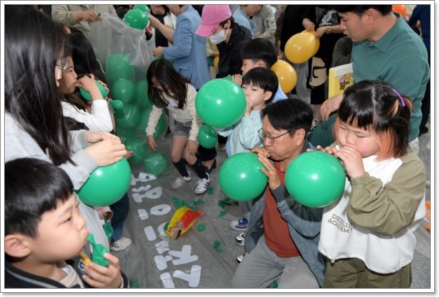 강기정 광주광역시장이 5일 오전 시청 시민홀에서 열린 어린이날 행사에 참석하여 어린이들과 함께 풍선비전탑 쌓기를 한 후 기념촬영을 하고 있다. /광주광역시 제공