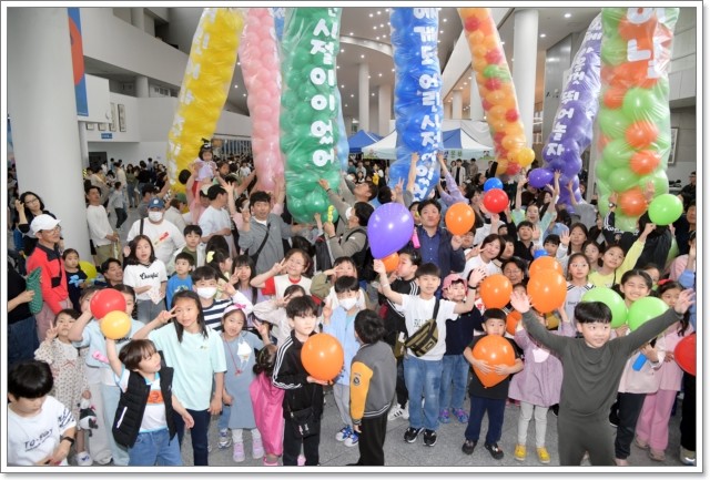 강기정 광주광역시장이 5일 오전 시청 시민홀에서 열린 어린이날 행사에 참석하여 어린이들과 함께 풍선비전탑 쌓기를 한 후 기념촬영을 하고 있다. /광주광역시 제공