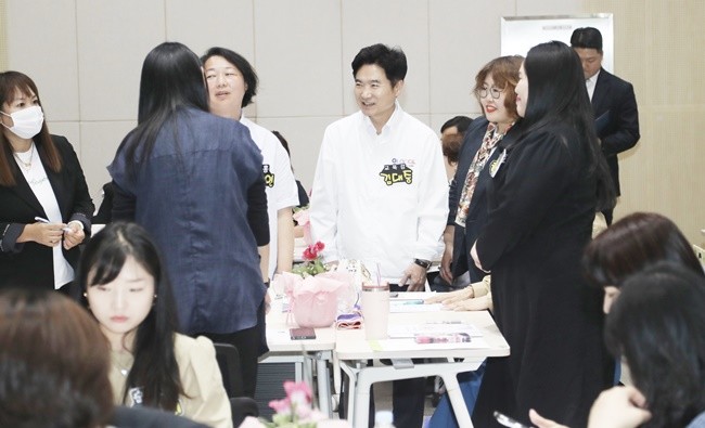 김대중 전남교육감이 ‘2024 전남 학부모연합회’ 총회에서 학부모들과 이야기를 나누고 있다.