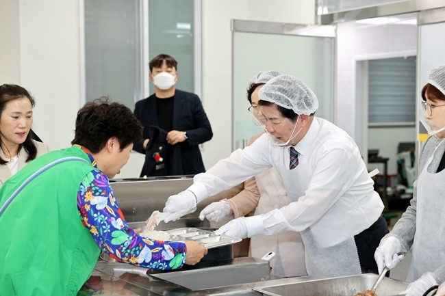 공영민 군수가 8일 어버이날 기념행사에서 어르신들에게 배식 봉사를 하고 있다.