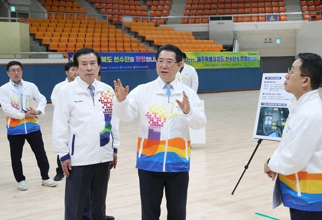 김영록 전라남도지사가 8일 오후 제18회 전국장애학생체전 개회식이 열리는 목포실내체육관 및 제53회 전국소년체전 수영경기가 열리는 목포실내체육관 실내수영장을 방문, 시설물 안전 점검 등 체전 준비상황을 점검하고 관계자들을 격려했다.
