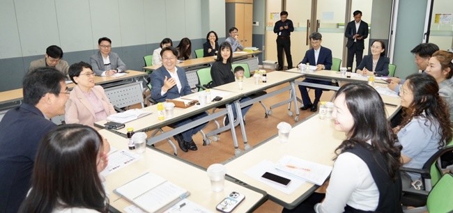 강기정 광주광역시장이 8일 오후 북구 꿈나무사회복지관에서 열린 정책소풍에 참석해 시민 주도 틈새돌봄 실천, 여성의 사회참여 활성화, 공동육아 문화 확산 등을 중점 논의했다. /광주광역시 제공