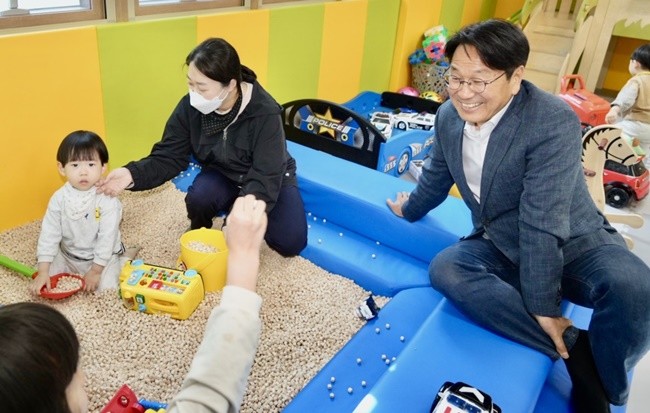 강기정 광주광역시장이 8일 오후 북구 꿈나무사회복지관에서 열린 정책소풍에 참석해 간담회에 앞서 복지관 실내놀이터를 둘러보고 있다./광주광역시 제공