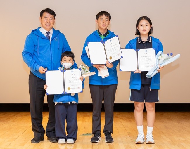 이정선 교육감에게 우리 학교 홍보대사 위촉장을 수여 받는 학생들