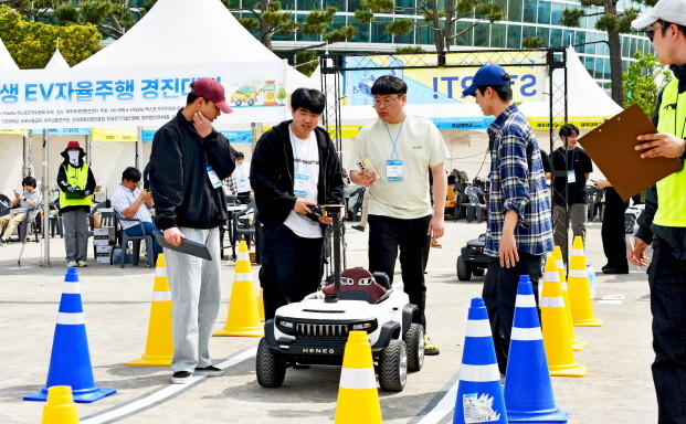 영진전문대 미래자동차전자과 학생들이 ‘국제 대학생 EV자율주행경진대회’에서 주행 출발을 준비하고 있다.  / 영진전문대학교 제공