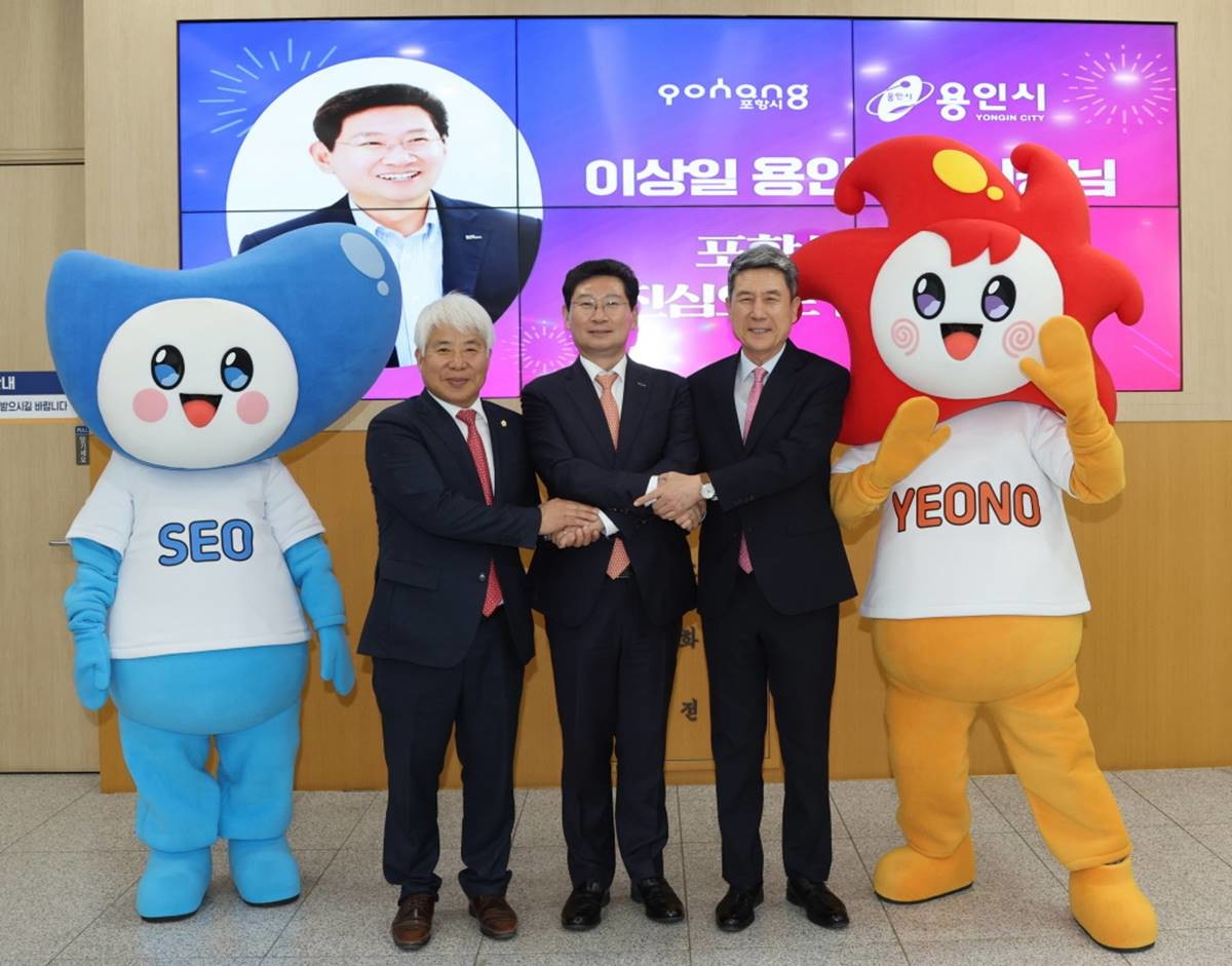 이강덕 포항시장과 백인규 포항시의회 의장이 포항을 방문한 이상일 용인특례시장(가운데)을 환영하며 기념촬영을 하고 있다.