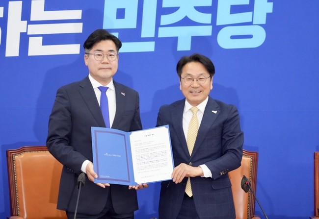 강기정 광주광역시장이 14일 국회를 방문, 박찬대 더불어민주당 원내대표를 만나 ‘오월 광주의 편지’를 전달하고 있다./광주광역시 제공