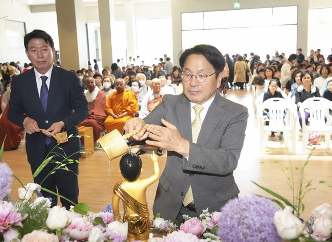 강기정 광주광역시장이 15일 서구 무각사에서 열린 불기 2568년 부처님 오신 날 봉축법요식에 참석해 아기 부처님의 몸을 물로 씻기는 관불의식을 하고 있다./ 광주광역시 제공