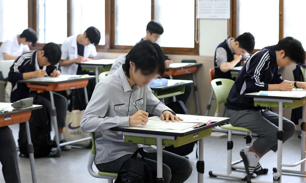 학교에서 시험을 보고 있는 고등학생들 / 뉴스1