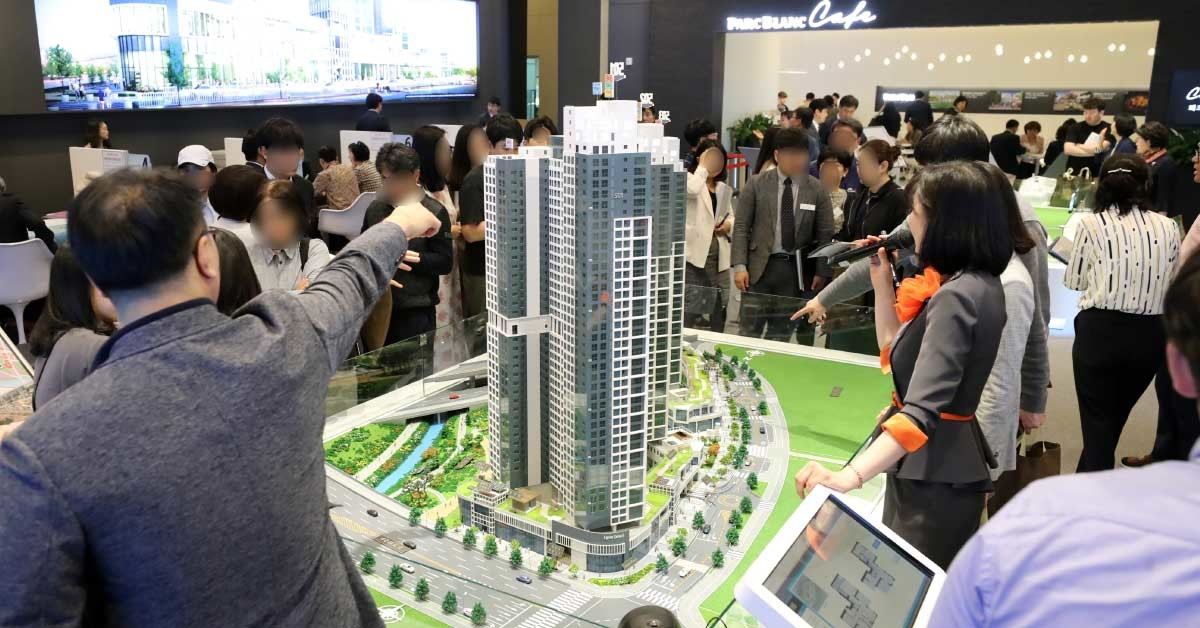 참고 사진. 세종시 대평동에서 오픈한 '린스트라우스' 견본주택에서 청약희망자들이 아파트 모형을 살펴보고 있다. 2019.5.10 / 뉴스1