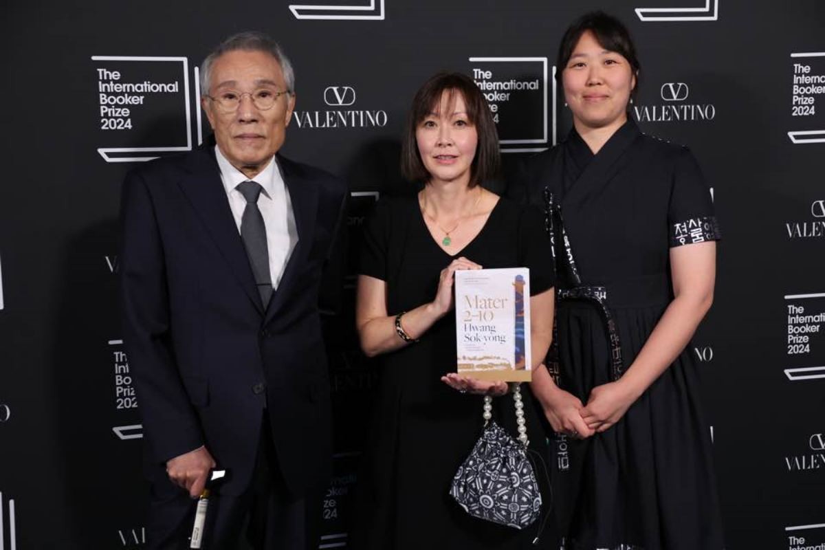 '철도원 삼대'를 쓴 소설가 황석영(왼쪽)이 21일(현지시간) 밤 영국 런던 테이트모던에서 열린 인터내셔널 부커상 시상식에서 김소라 번역가, 배영재 번역가와 함께 포즈를 취하고 있다. / 연합뉴스